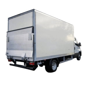 Furgone bianco visto da dietro, con rampa di carico.